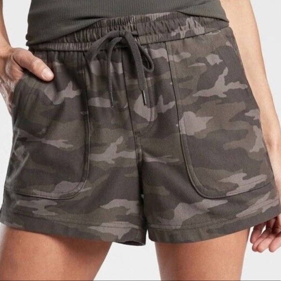 Athleta Pants - Athleta Camo Farallon shorts